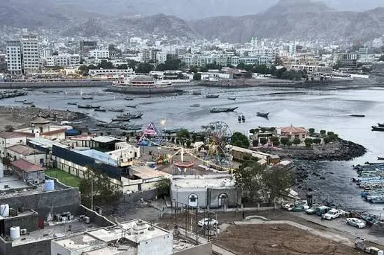 حين تحلّ الأزمات بالإغلاق.. عدن تكتشف عبقرية “إطفاء الحريق بالبنزين”