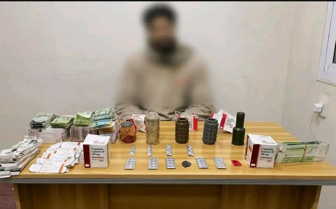 ضبط متهم بحوزته مواد مخدرة ومتفجرات في مديرية خورمكسر بالعاصمة عدن