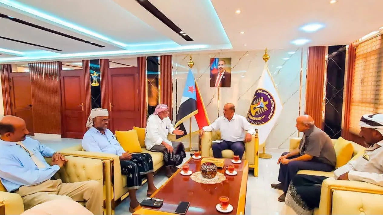 هرهرة يلتقي قيادات من حضرموت ويؤكد تعزيز العمل المؤسسي للمجلس الانتقالي عقب مليونية التفويض في عدن