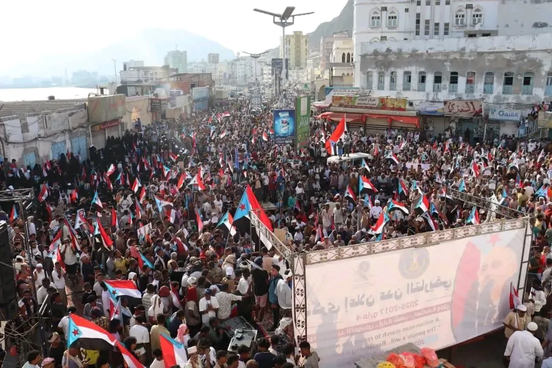 أبناء حضرموت يجددون تفويضهم للمجلس الانتقالي للجنوب العربي ورئيسه عيدروس الزبيدي بحشودٍ عارمة
