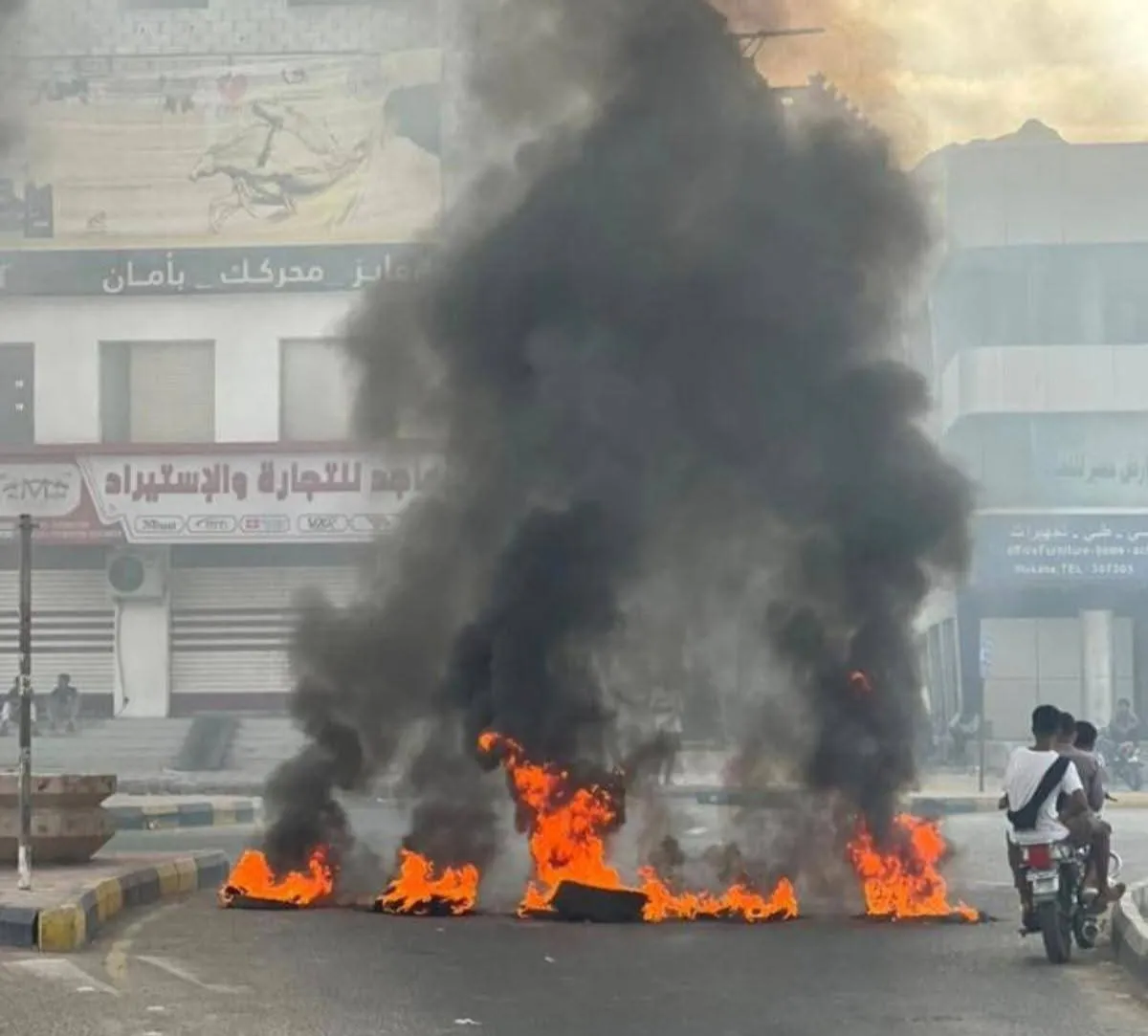احتجاجات شعبية في المكلا تنديداً بتدهور خدمة الكهرباء واتساع رقعة الغضب إلى خارج المدينة