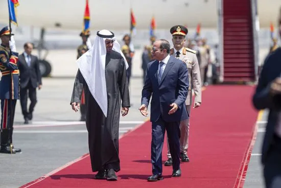 رئيس الإمارات يبحث مع نظيره المصري التطورات الإقليمية