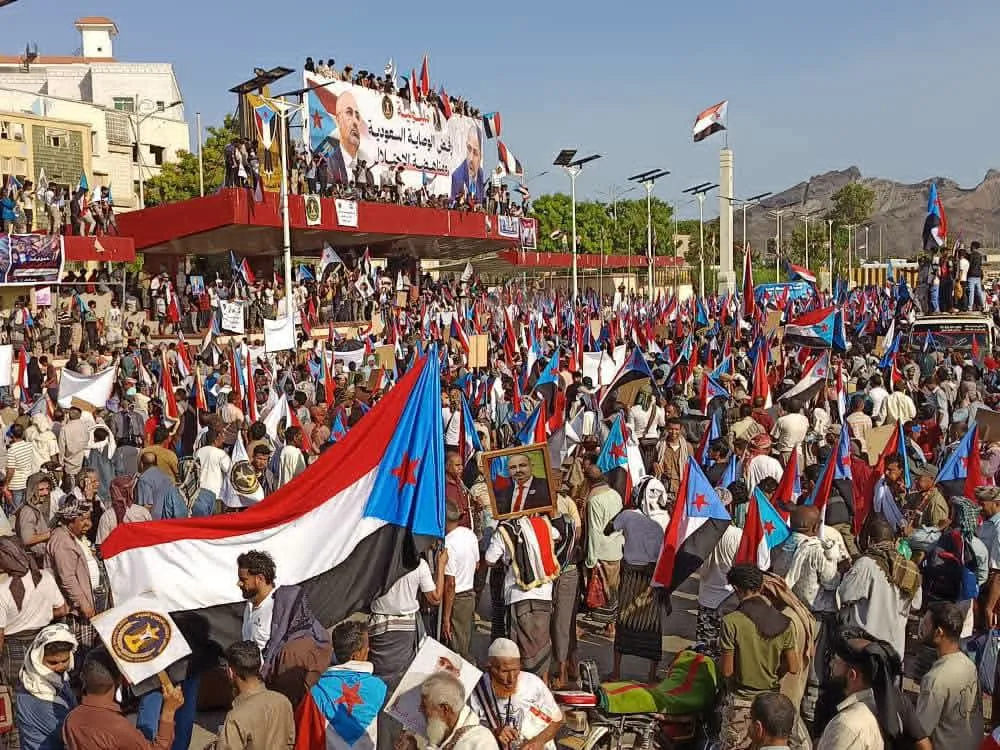 استجابه لدعوة المجلس الانتقالي .. حشود جماهيرية في العاصمة عدن تؤكد رفضها للوصاية السعودية على أرض الجنوب ومناهضتها لعودة الاحتلال اليمني