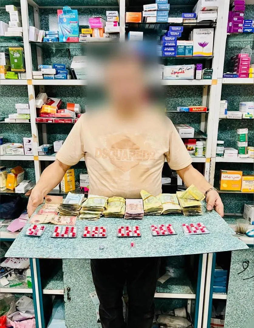 إدارة مكافحة المخدرات في عدن بعملية نوعية وغير مسبوقة تلقي القبض على دكتور صيدلاني وهو يبيع حبوب البريجبالين المجرمة قانونياً داخل صيدلية بالمنصورة.