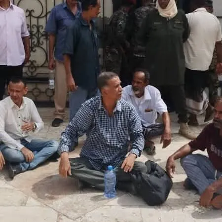 عاجل| إصابة رئيس نقابة عمال الجنوب خلال اقتحام مقر النقابة في المعلا