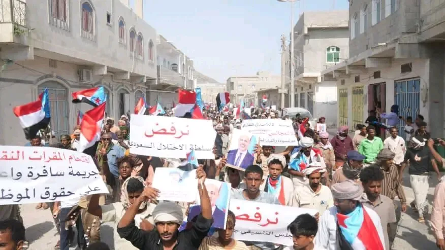سقطرى تشهد مسيرة جماهيرية حاشدة رفضًا للوصاية والاحتلال وتأكيدًا على التمسك بالقرار الجنوبي واستعادة الدولة