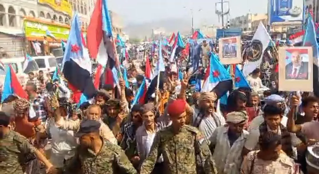 مسيرة جماهيرية حاشدة في لبعوس رفضًا للوصاية وتجديدًا للتفويض للرئيس الزُبيدي