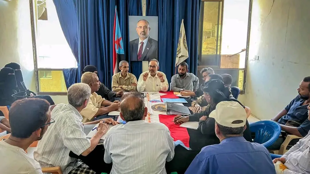 فريق الأمانة العامة يدشن برنامج النزول الميداني إلى مديريات العاصمة عدن بزيارة انتقالي المعلا