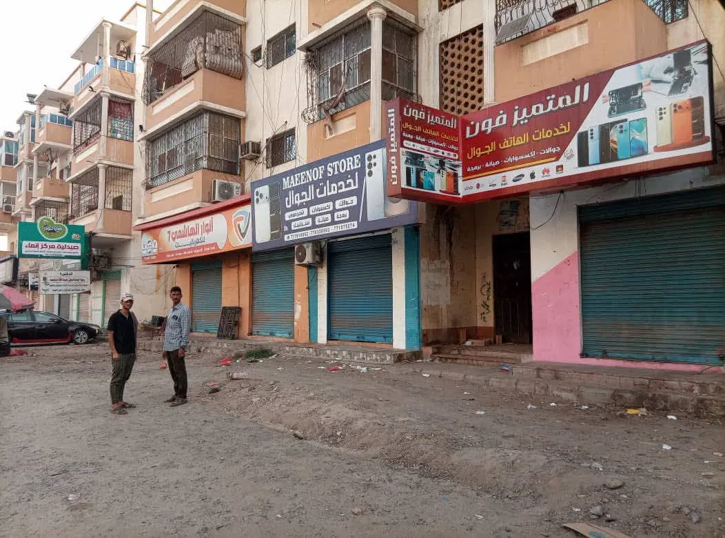 نجاح لافت للعصيان المدني السلمي في شل الحركة بالعاصمة عدن في أول أيامه تلبيةً لدعوة النقابات العمالية