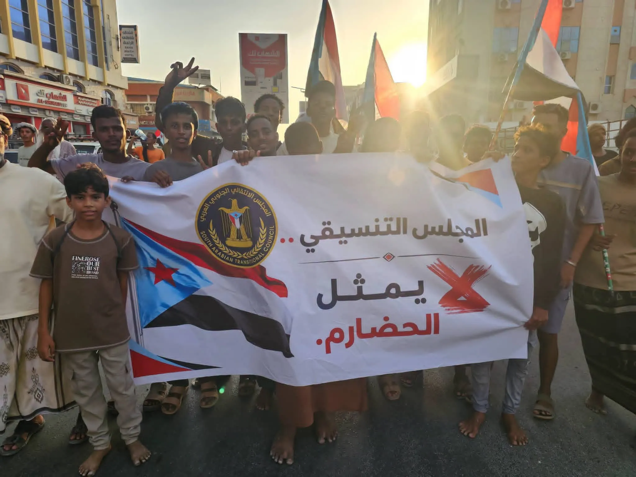 رغم الحصار والترهيب.. أبناء حضرموت يجتازون منع سلطة الوصاية، ويشاركون في مليونية إحياء يوم الجيش الجنوبي.