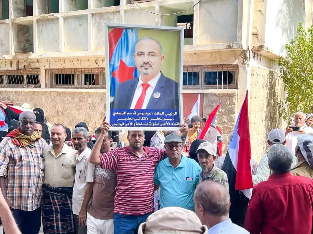 وقفة احتجاجية  تندد بمنع النشيد الوطني الجنوبي وإنزال علم الجنوب من مدارس العاصمة عدن