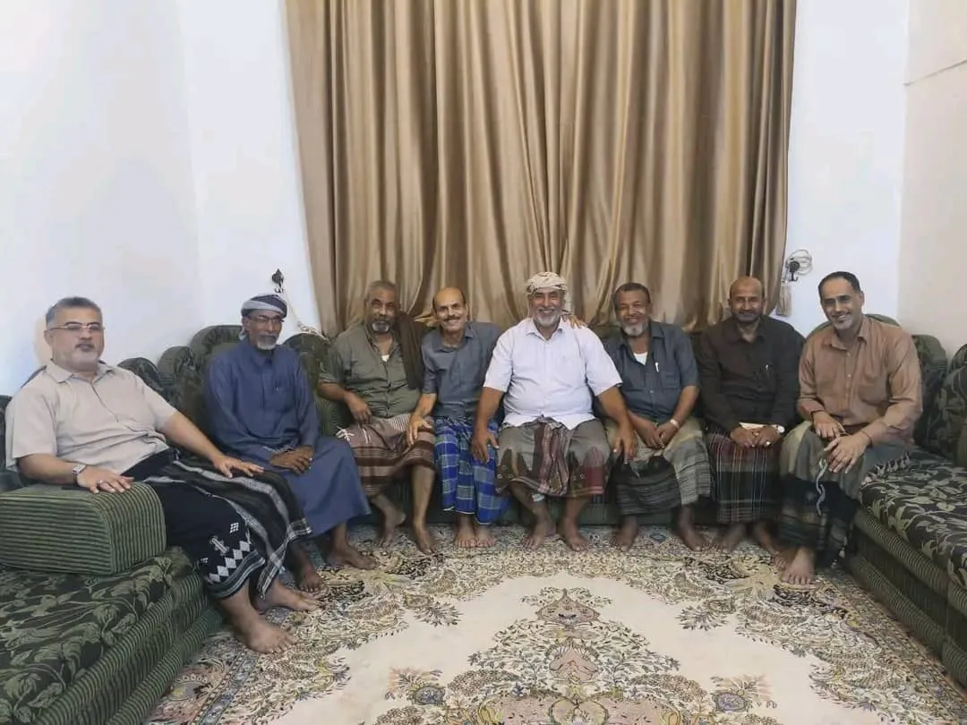 قيادة انتقالي حضرموت وأعضاء في الجمعية الوطنية يطمئنون على صحة رئيس منسقية المجلس بجامعة حضرموت