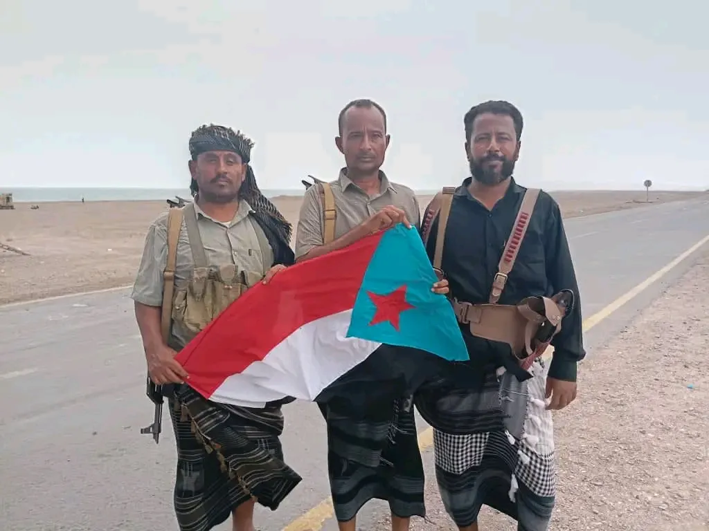 انتقالي المضاربة ورأس العارة ينفذ زيارة تفقدية للجبهات الأمامية في الساحل الغربي بالقرب من باب المندب