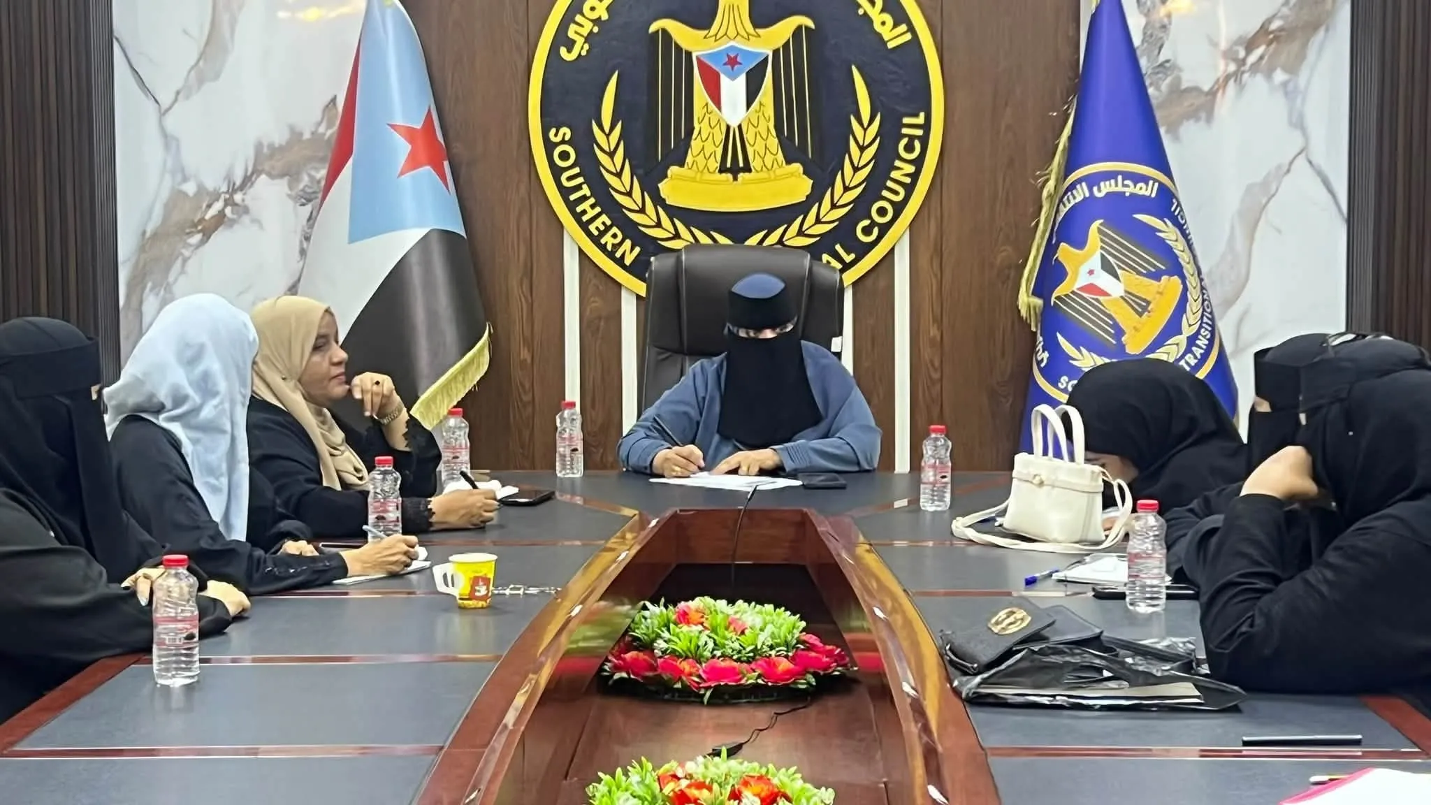 انتقالي العاصمة عدن يناقش تفعيل عمل أقسام المرأة والطفل وتعزيز برامجها
