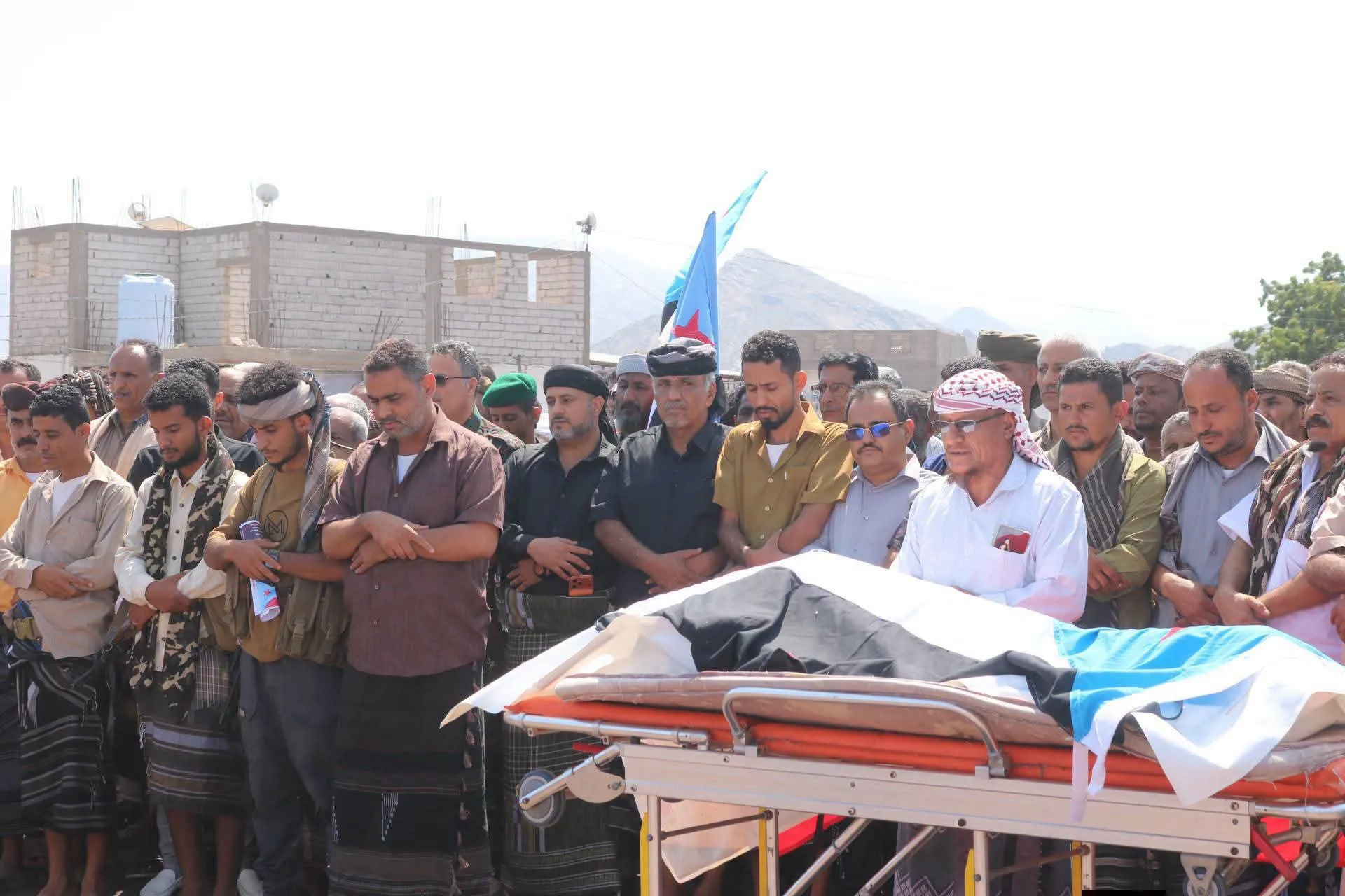 في موكب جنائزي مهيب وحضور قيادي وشعبي غفير.. ردفان تشيع جثمان البطل العميد سعيد أسعد الوحدي إلى مثواه الأخير