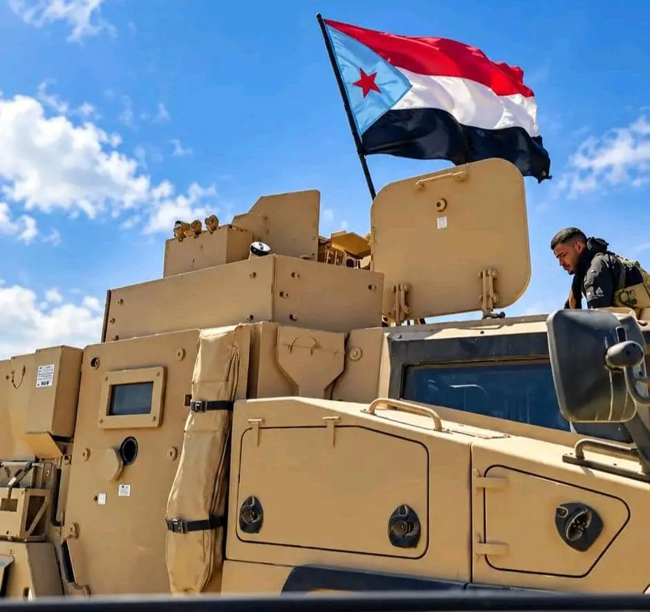 الغارديان: هجوم القوات الجنوبية على الحوثيين في باب المندب يعكس تفاهمًا سياسيًا بين السعودية والإمارات