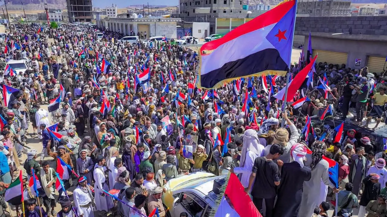 تلبية لدعوة الرئيس الزُبيدي.. أبناء شبوة يحتشدون في مليونية التعبئة الشعبية العامة احتفاءً بذكرى ثورة 14 أكتوبر