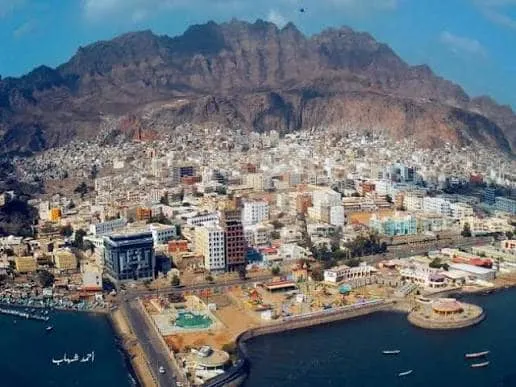 عدن بين نيران الحوثيين وطعنات الداخل.. هل أصبحت الشرعية جزءاً من الأزمة التي تهدد الجنوب؟