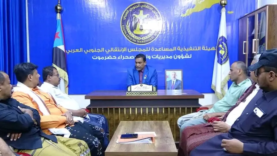التميمي يتسلّم الدفعة الثانية من استمارات التسجيل في التعبئة الشعبية العامة بمديريات وادي وصحراء حضرموت.