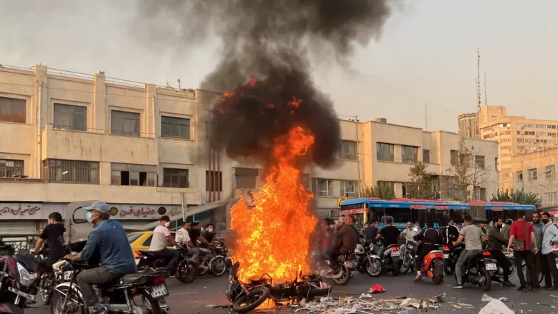 واصل المحتجون الإيرانيون تحدّي السلطات في الأسبوع الرابع لتحرك مناهض لنظام الجمهورية الإسلامية