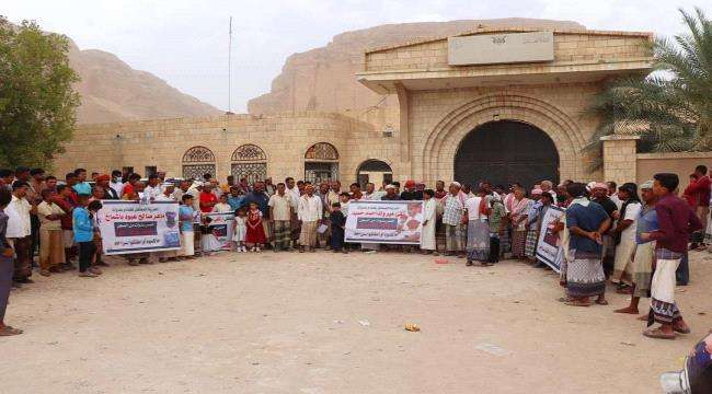 وادي حضرموت.. وقفة احتجاجية بالقطن تطالب بالإفراج عن المعتقلين والمخفيين بسجون العسكرية الأولى