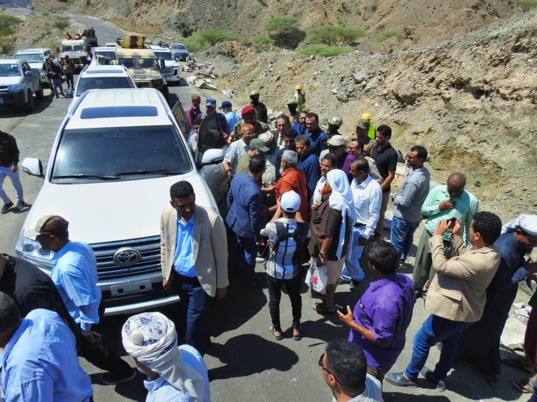 بتكليف النائب المحرمي، وزير الأشغال العامة يتفقد العمل في مشاريع الطرقات، بمحافظة أبين