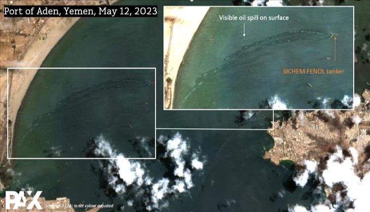 العيسي يترك هدية تاريخية لعدن..انسكاب نفطي كبير في ميناء عدن يهدد البيئة والصحة