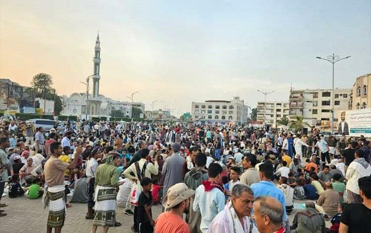 العاصمة عدن تشهد حشود مهيبة في افطار جماعي بمناسبة ذكرى التحرير