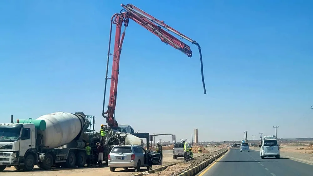 بدعم إماراتي.. بدء الأعمال الإنشائية لتركيب أعمدة نقل الطاقة الشمسية إلى محطة كهرباء عتق بشبوة