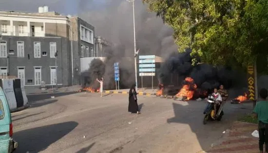 متظاهرون في محيط معاشيق يطالبون بتغيير الحكومة