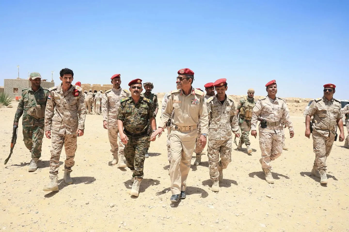قائد المنطقة العسكرية الثانية يواصل جولاته التفقدية ويشيد بدور اللواء الثاني دفاع ساحلي ومعسكر يبعث