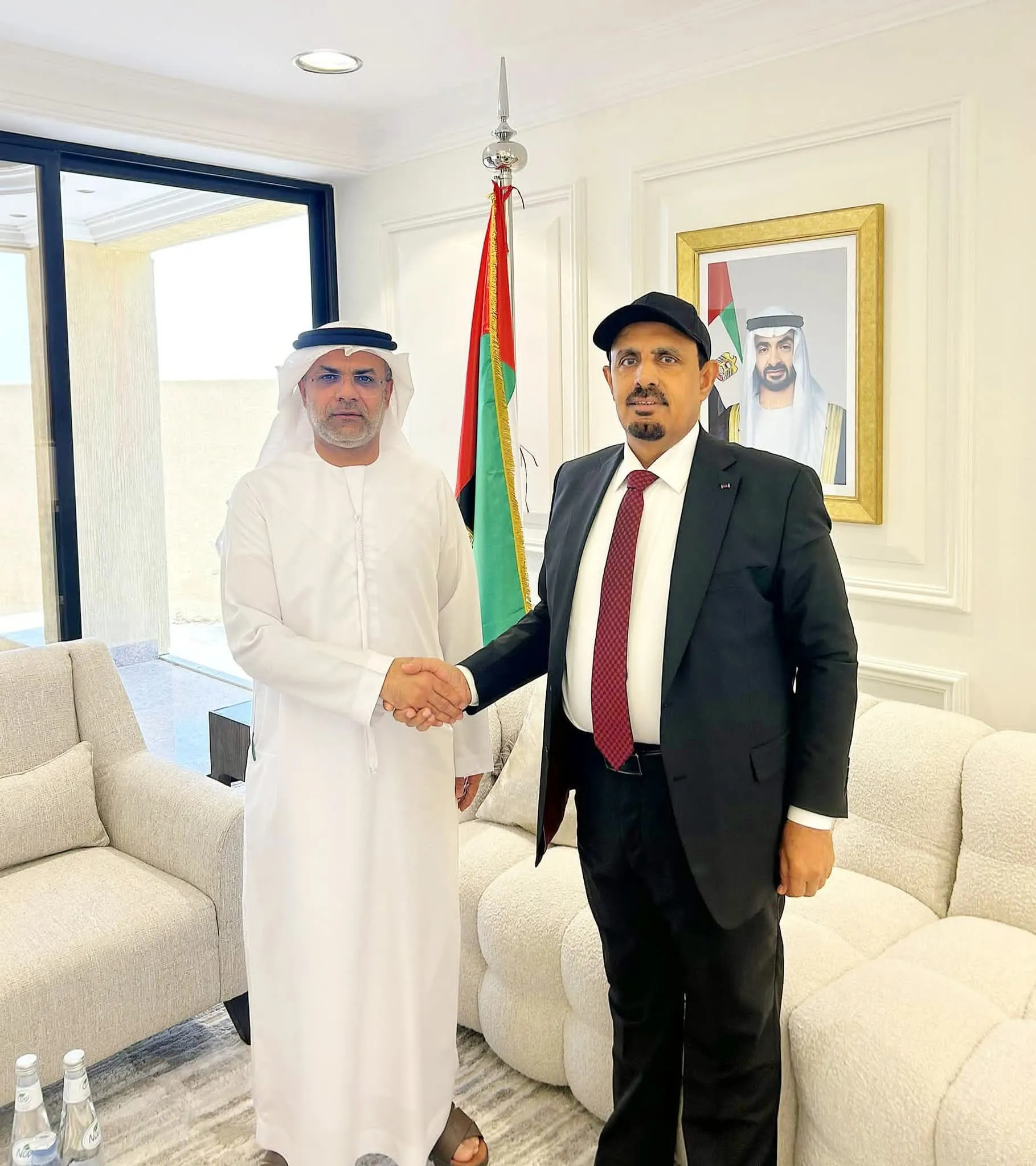 محافظ حضرموت يلتقي السفير الإماراتي لدى بلادنا ويشيد بالدعم الإماراتي للقطاعات الانمائية والإنسانية