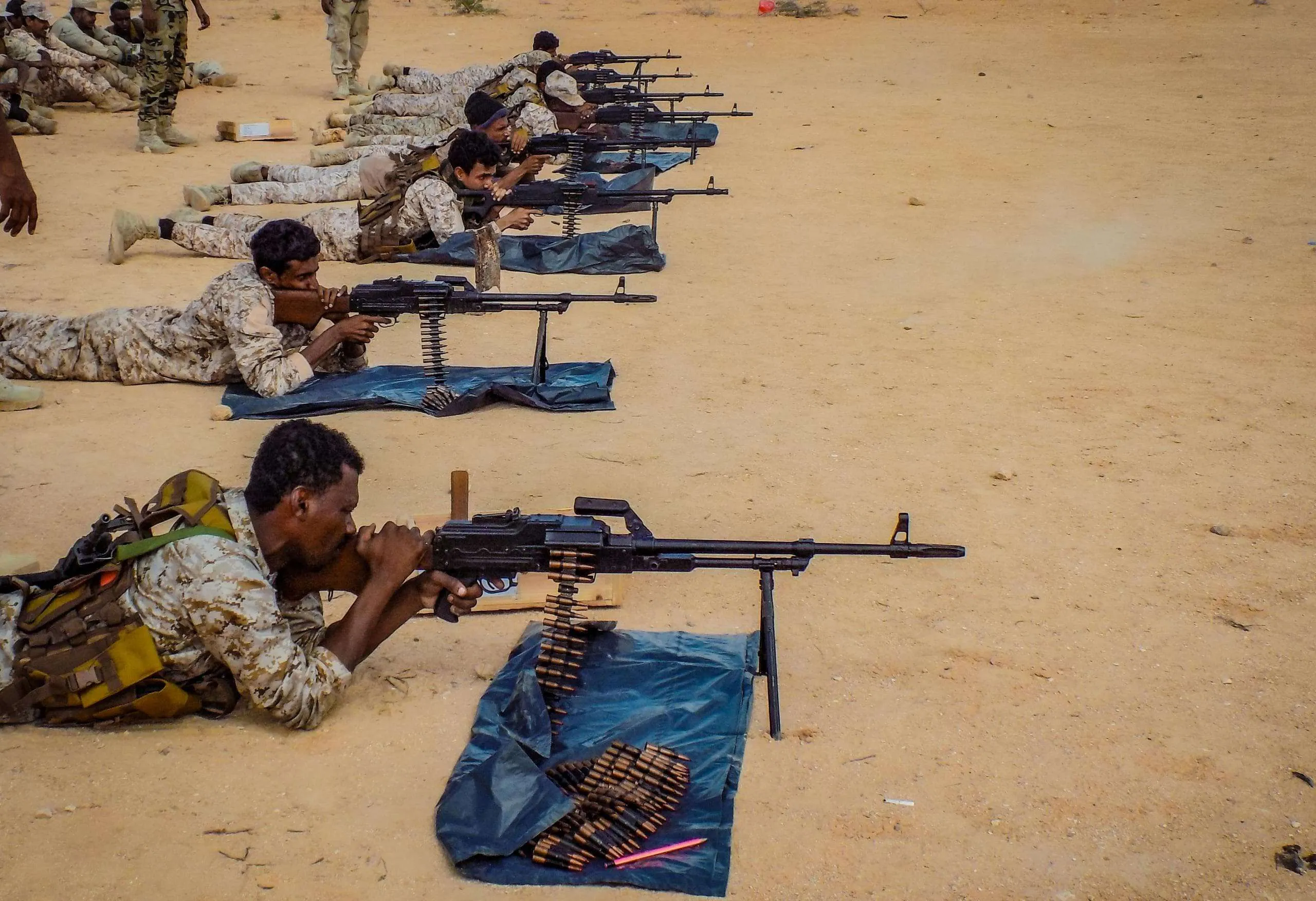 لواء الريان ينفذ رماية بالأسلحة المتوسطة والخفيفة لتعزيز الجاهزية القتالية