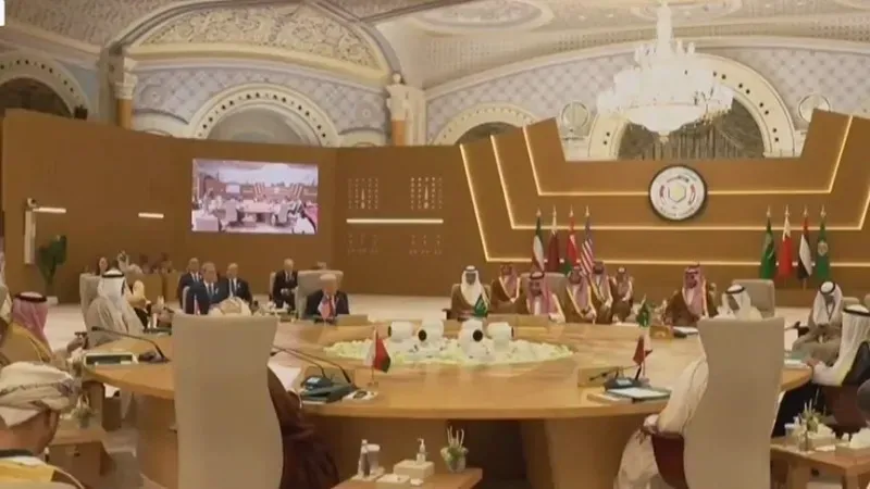 شرعنة الحوثي من بوابة مسقط .. يقظة \"بن سلمان\" تُعري صمت الرئاسي وحكومته
