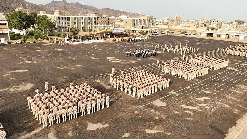 وزير الدفاع يشهد حفل تخرج الدفعة الثالثة جامعيين في الكلية الحربية بالعاصمة عدن