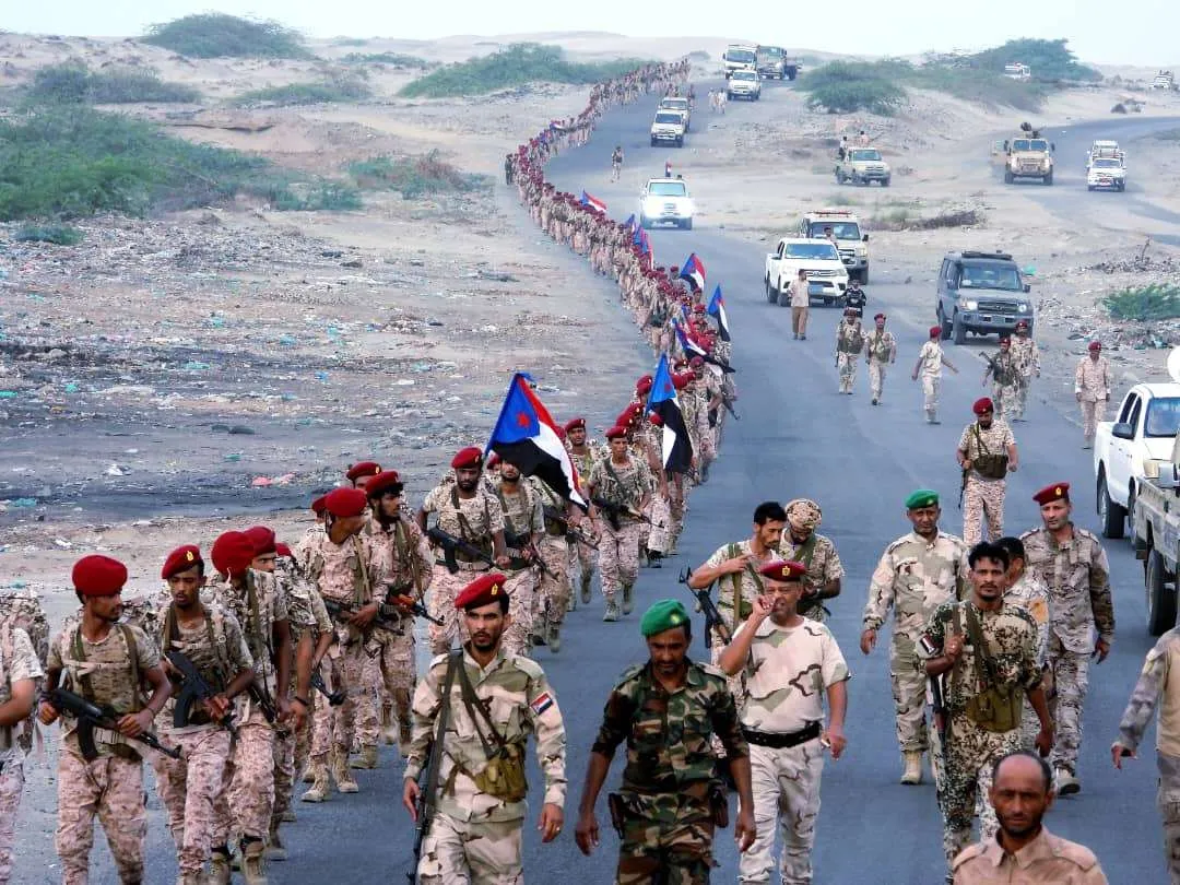 في مسيرٍ عسكريٍ مهيبٍ نفذه اللؤاء الخامس في أبين عاكساً أبهى صور الانضباط العسكري