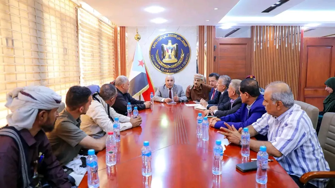 الكثيري يلتقي اللجنة الشعبية لفتح طريق \"ثرة\" ويؤكد دعم المجلس للمبادرات الإنسانية التي تخفف من معاناة المواطنين