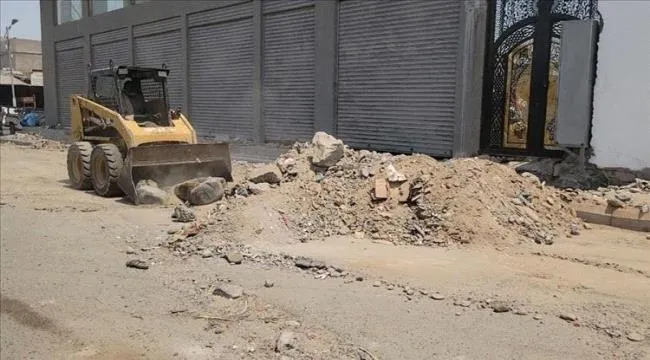 استمرار حملة تنظيم الشوارع ورفع المخالفات في المنطقة الصناعية بالعاصمة عدن