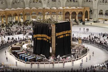 تثبيت كسوة الكعبة الجديدة على الجهات الأربع مع مطلع العام الهجري
