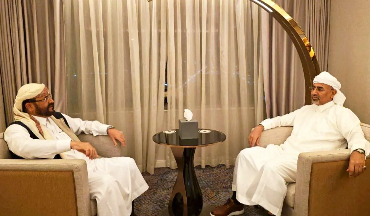الرئيس الزُبيدي والشيخ العرادة يؤكدان ضرورة معالجة الأوضاع الاقتصادية في البلاد