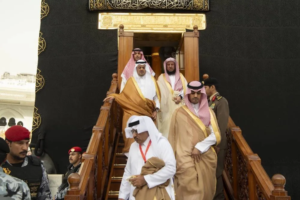 نيابة عن خادم الحرمين.. نائب أمير مكة يتشرف بغسل الكعبة المشرفة