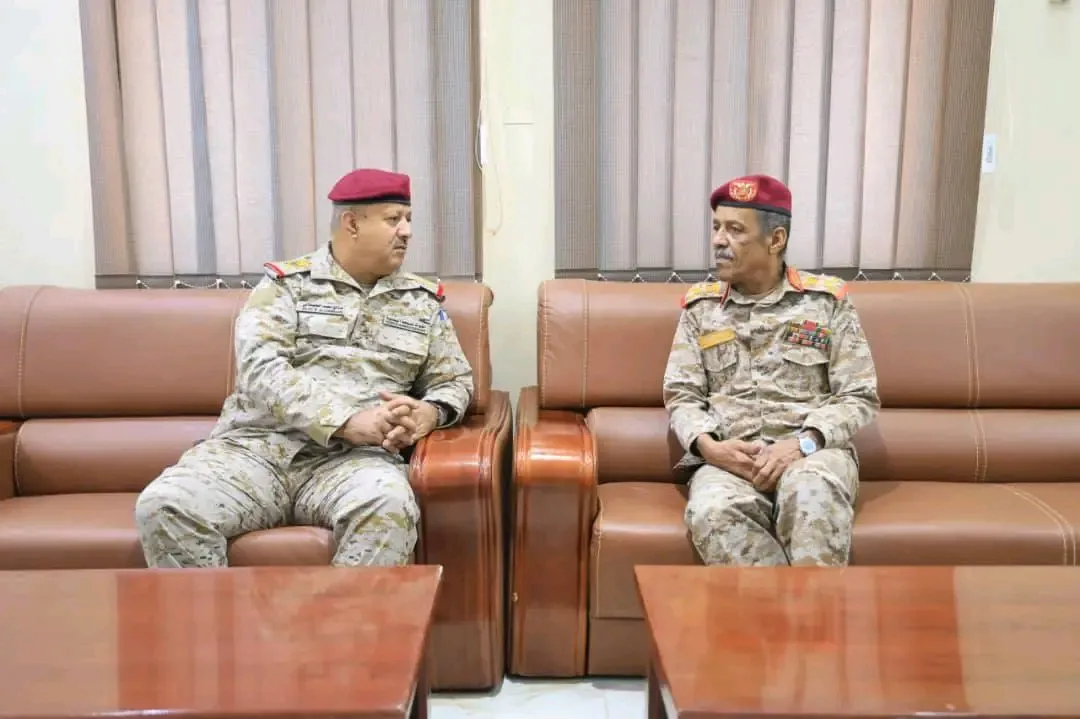 قائدي المنطقتين العسكريتين الأولى والثانية يبحثان تطورات الأوضاع الأمنية والعسكرية بمحافظة المهرة ويُقِران عدداً من الإجراءات العاجلة
