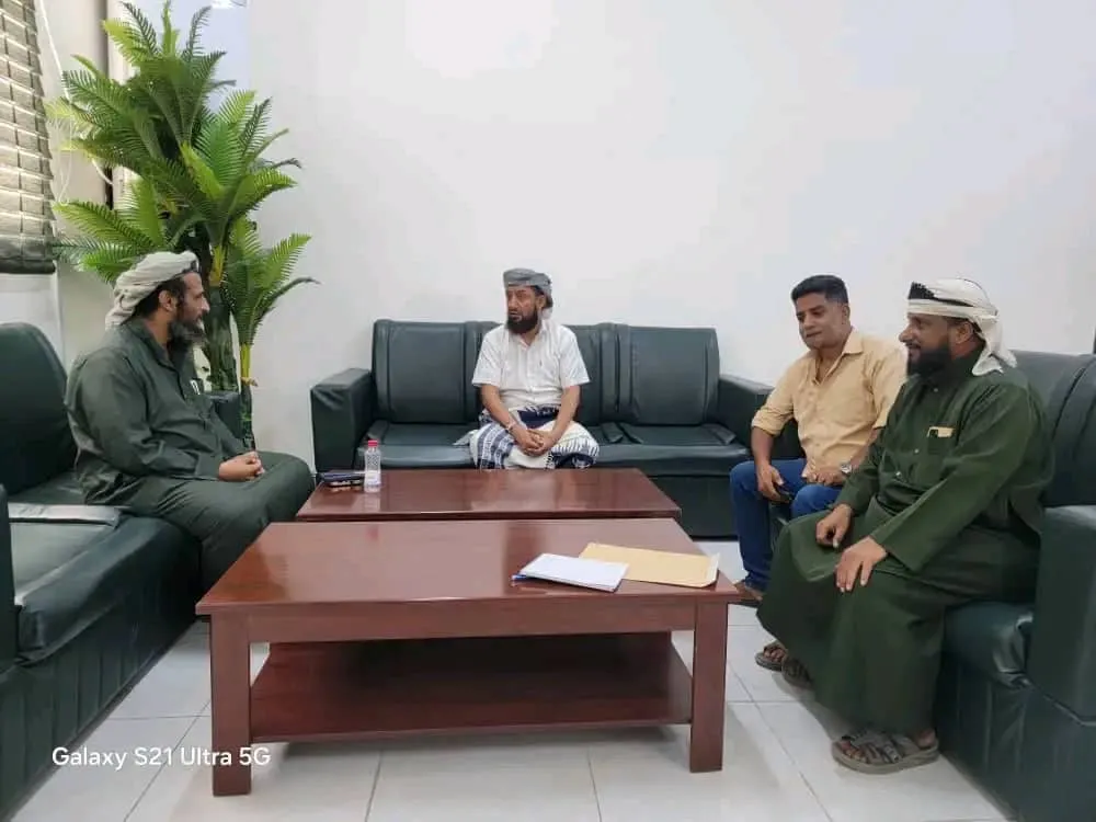 مدير دائرة العلاقات العامة بالحزام الأمني يبحث مع نائب وزير الأوقاف ومدير صندوق النظافة بعدن سبل التعاون المشترك