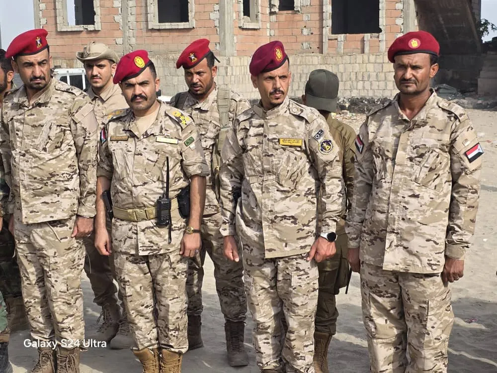 قائد ألوية الدعم والإسناد يتفقد جاهزية اللواء السادس بمحور أبين ويشيد بانضباطه القتالي