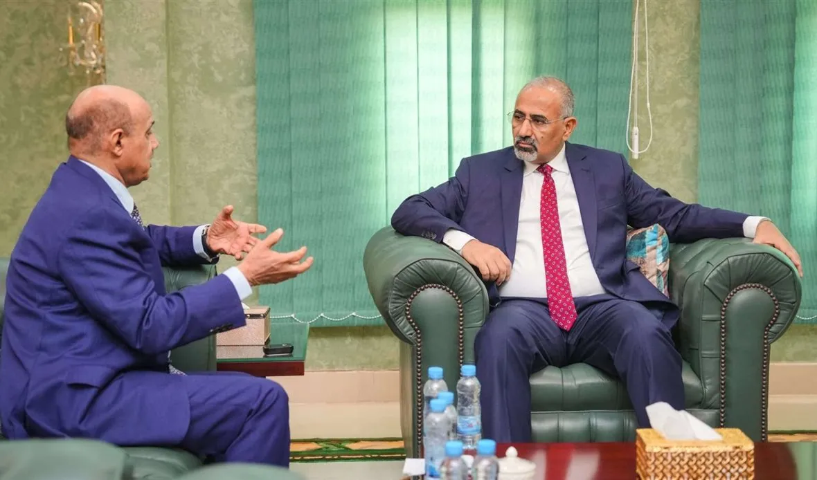 الرئيس الزُبيدي يطّلع على إجراءات البنك المركزي لضبط القطاع المالي والمصرفي