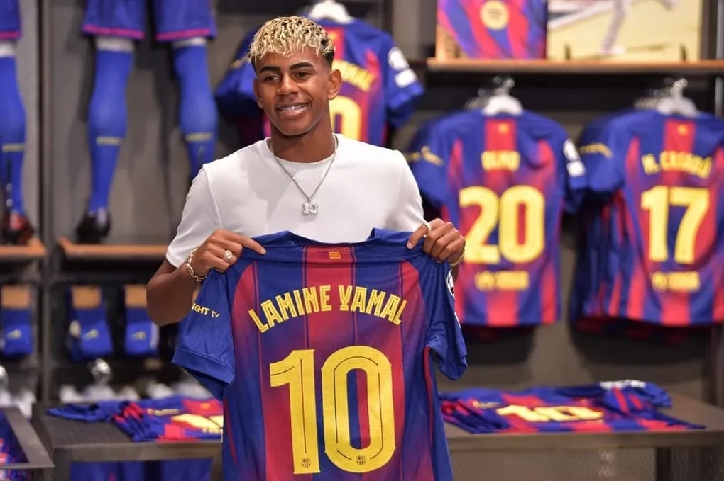 أول ظهور لامين يامال مرتدياً القميص رقم 10 في المباراة الودية بين برشلونة وفيسيل كوبي