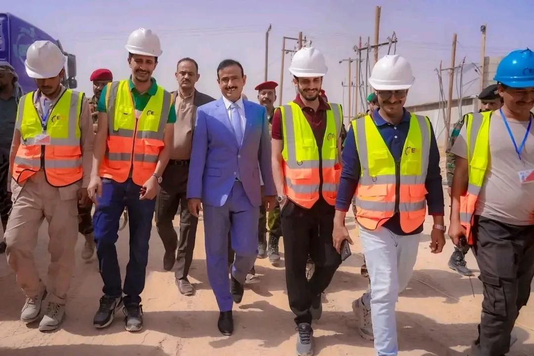 المحافظ بن الوزير يتفقد سير العمل في عدد من المشاريع الخدمية بمدينة عتق ويشيد بدعم الأشقاء في دولة الإمارات.
