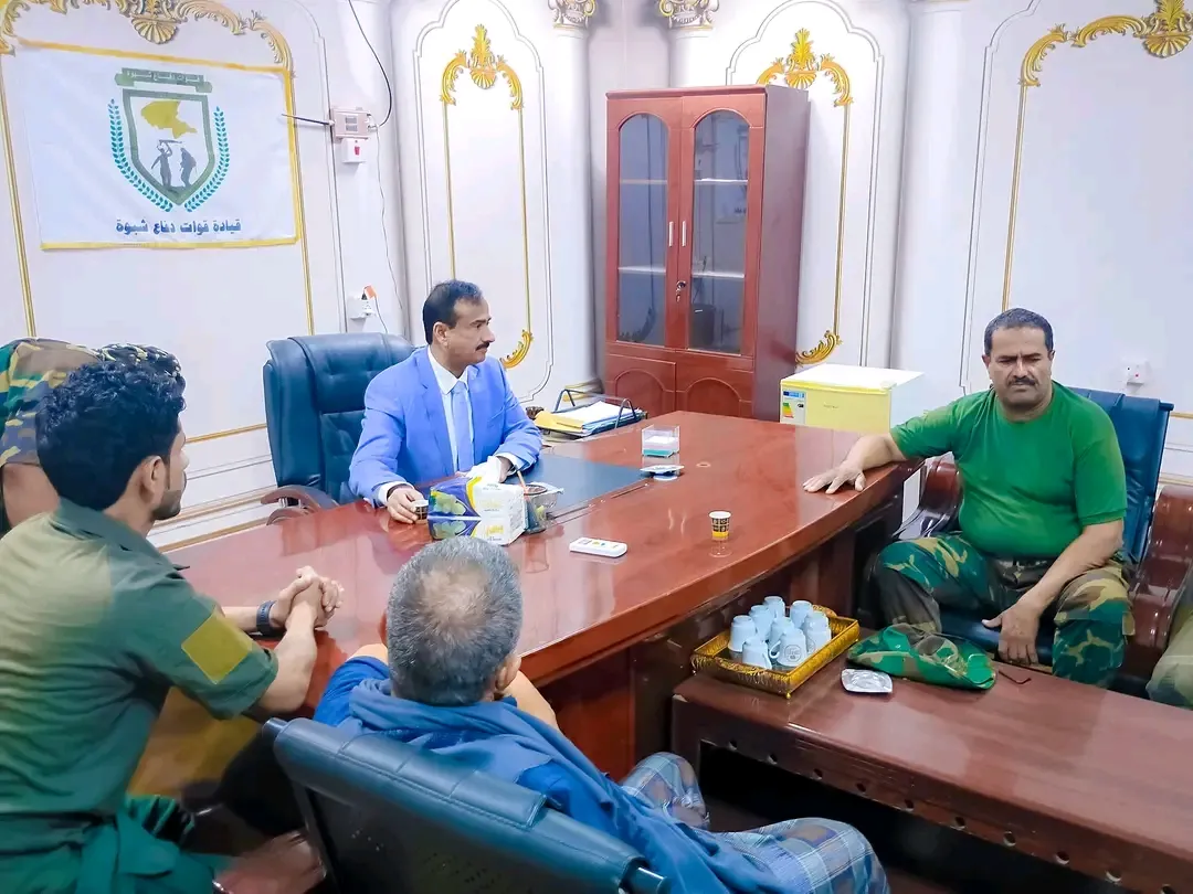 المحافظ بن الوزير يتفقد القيادة العامة لقوات دفاع شبوة ويشيد بجاهزيتها ودورها في ترسيخ الأمن والاستقرار.