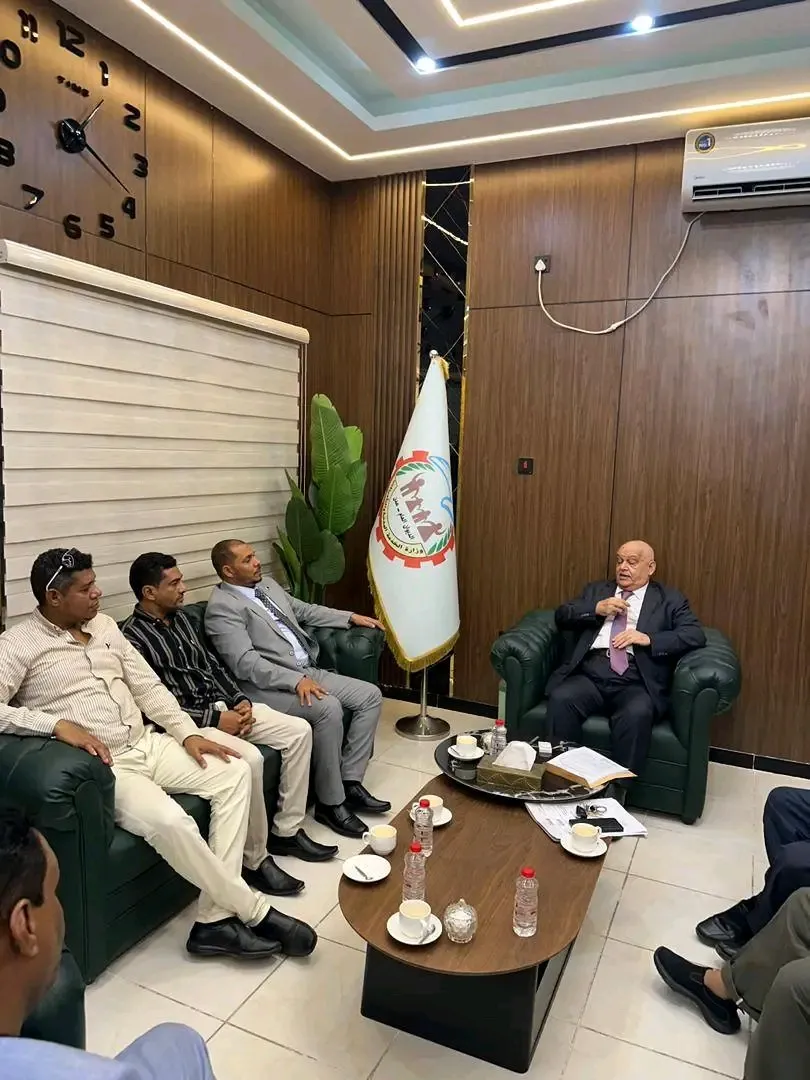 وزير الخدمة المدنية يلتقي محافظ سقطرى ويؤكد أولوية أبناء الأرخبيل في التوظيف العام ومعالجة جوانب القصور الإداري