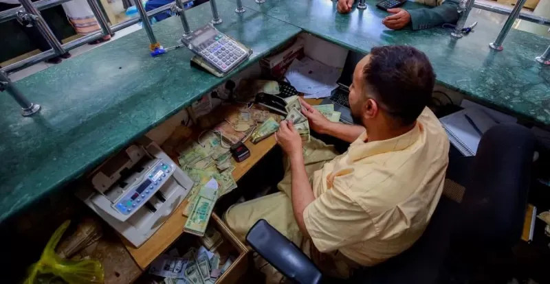 مركزي عدن يواجه تدهور تدهور الريال بإيقاف تراخيص شركات صرافة